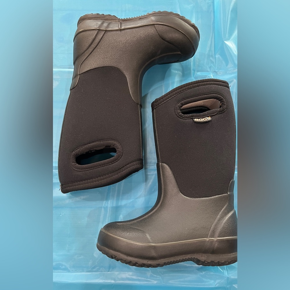 Bogs Youth size 10 Black High handle Boot